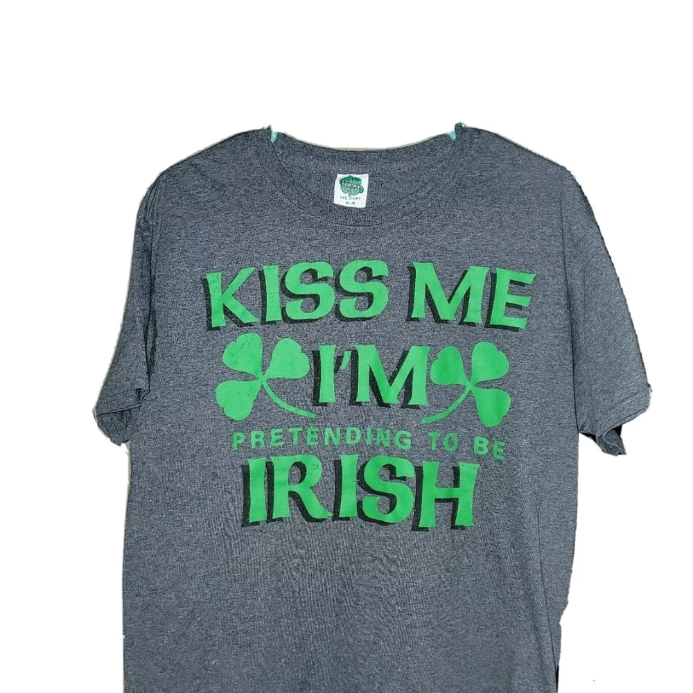 Gray T-Shirt with Green Shamrock Print Mens Size Medium